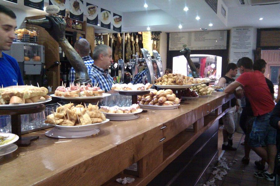 Un comptoir de pintxos
