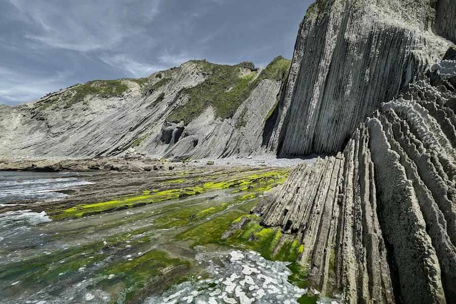 Les feuillets de roche du flysch de Zumaia