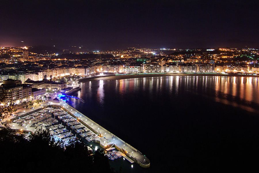Saint-Sébastien la nuit vue du mont Urgull