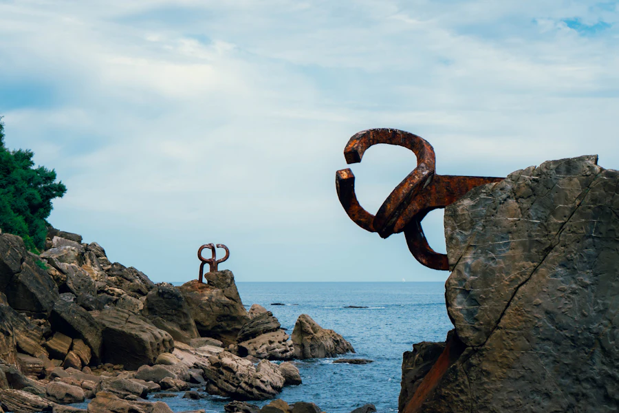 Les sculptures d'acier du Peigne du Vent sur les rochers