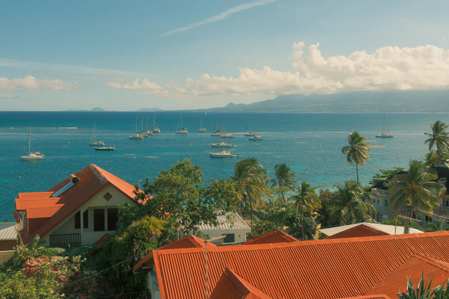 La côte du Gosier et ses maisons aux toits rouges