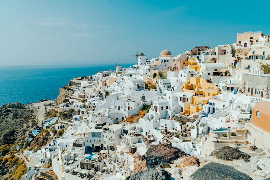 Les maisons blanches de Fira accrochées au bord de la caldeira