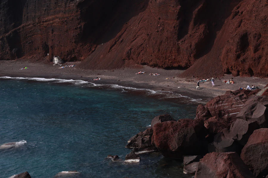 La plage rouge et ses falaises volcaniques