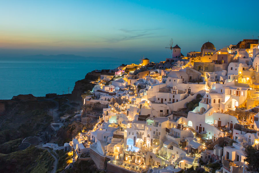 Oia et ses moulins illuminés au coucher du soleil