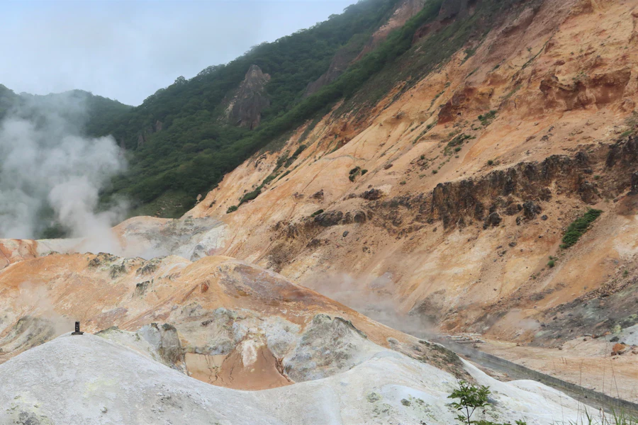 Les fumerolles de la vallée de l'enfer, à Noboribetsu