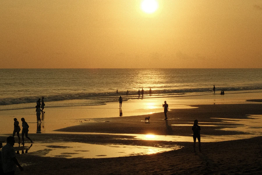 Une plage animée de la côte ouest de Bali
