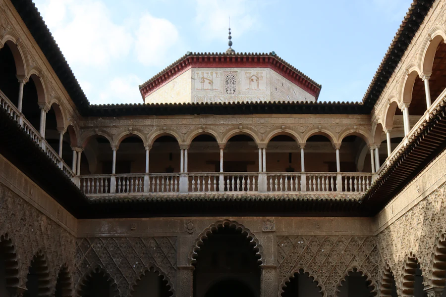 Le bassin et les arcs sculptés d'un patio de l'Alcázar