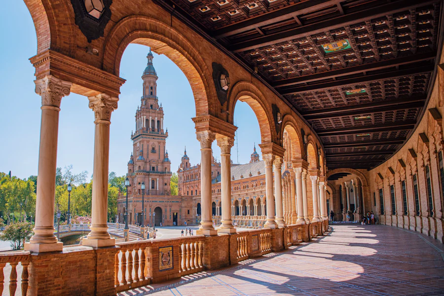 La galerie à arcades de la place d'Espagne