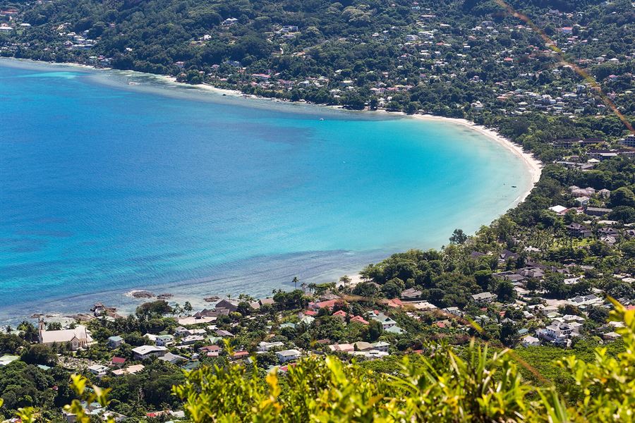 La baie de Beau Vallon vue des hauteurs
