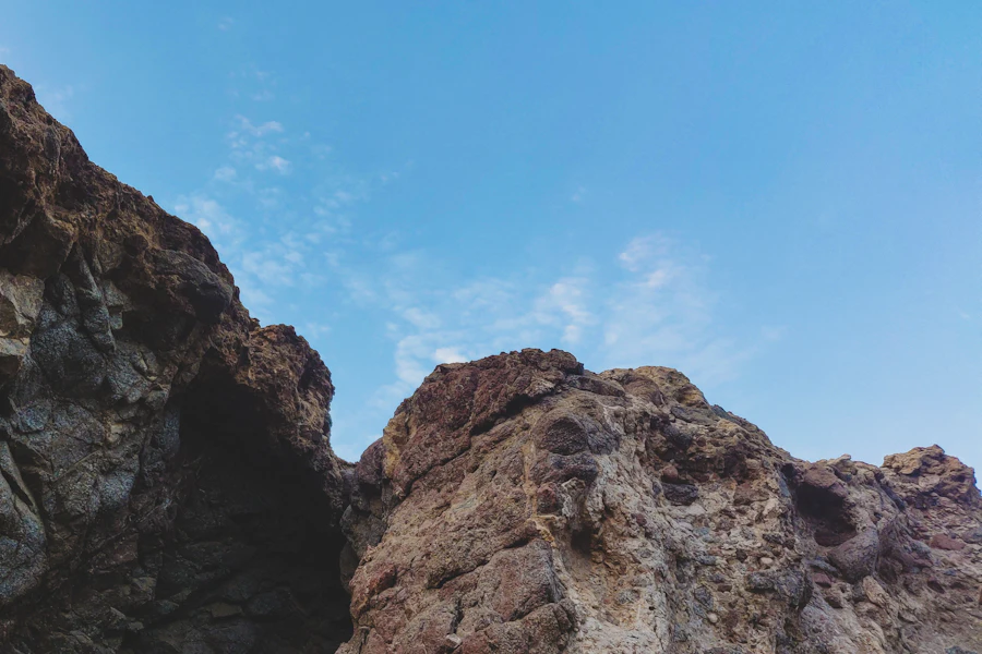 Les falaises rocheuses de la côte de Dahab