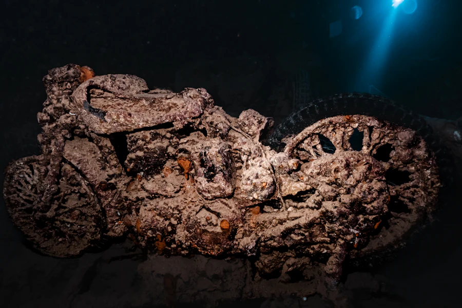 Une moto couverte de coraux dans l'épave du Thistlegorm