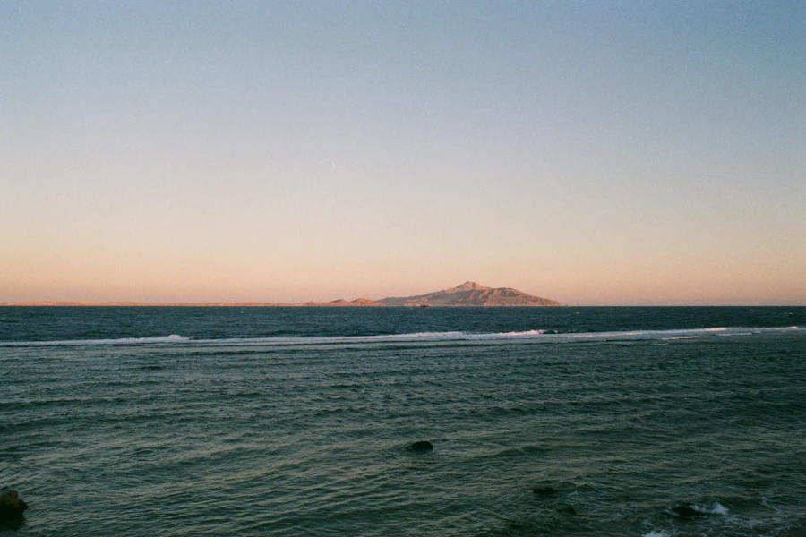 L'île de Tiran à l'horizon, au large de Charm el-Cheikh