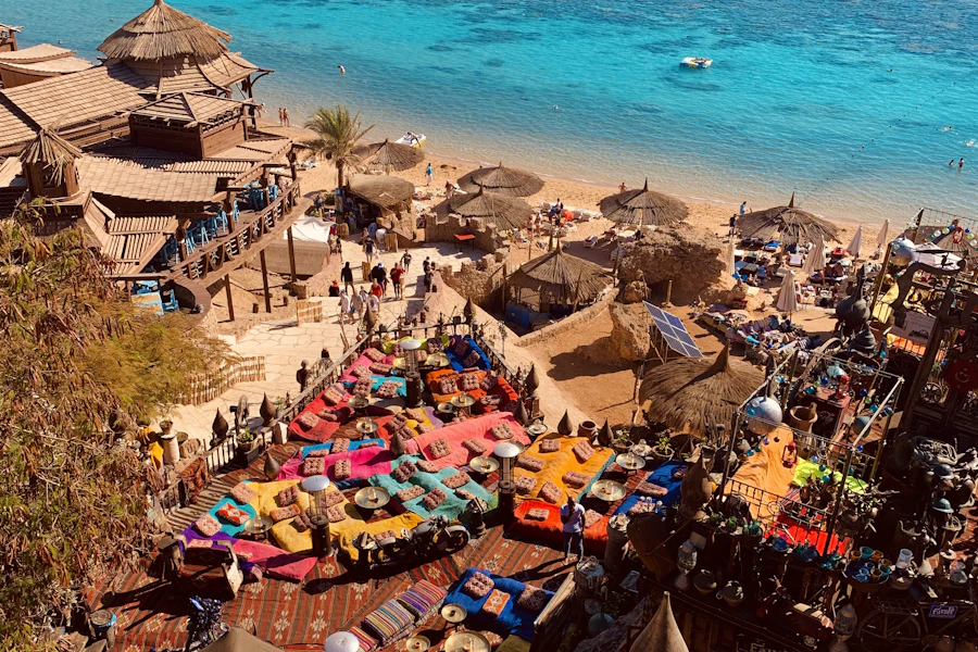 Parasols sur une plage de Charm el-Cheikh