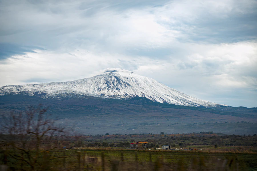 L'Etna enneigé sous les nuages