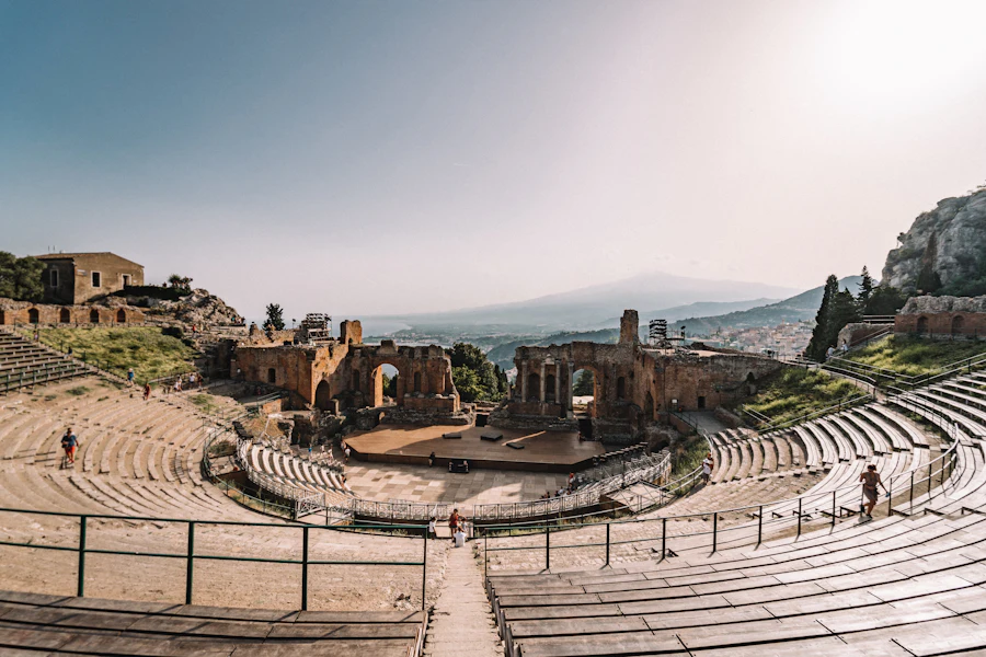 Le théâtre antique de Taormine face à la mer