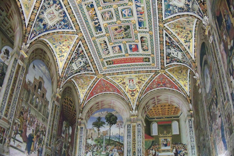 Les fresques colorées du plafond de la bibliothèque Piccolomini