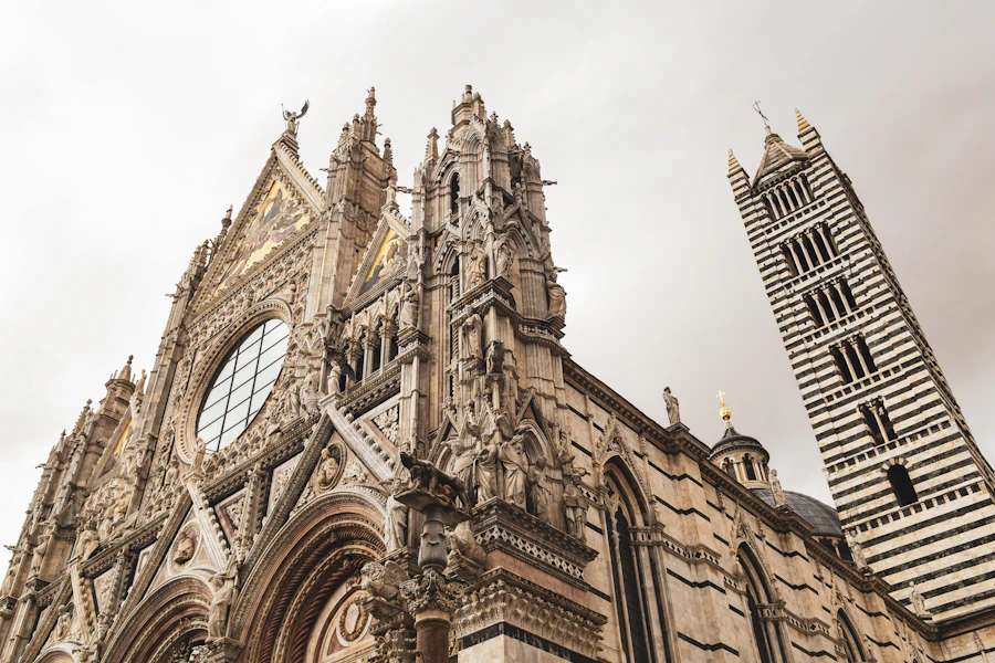 La façade gothique de la cathédrale de Sienne et son clocher rayé
