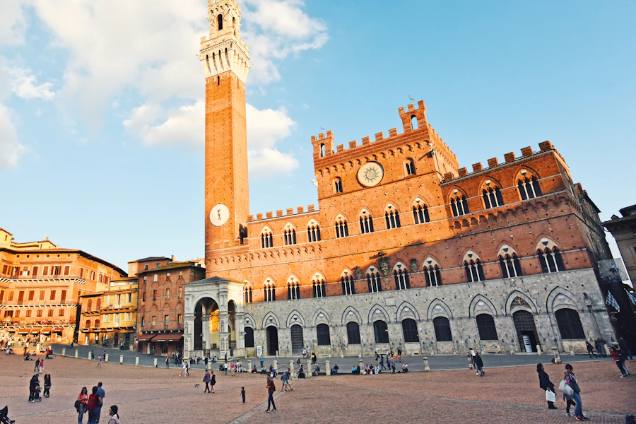 Le Palazzo Pubblico et la Torre del Mangia sur la Piazza del Campo
