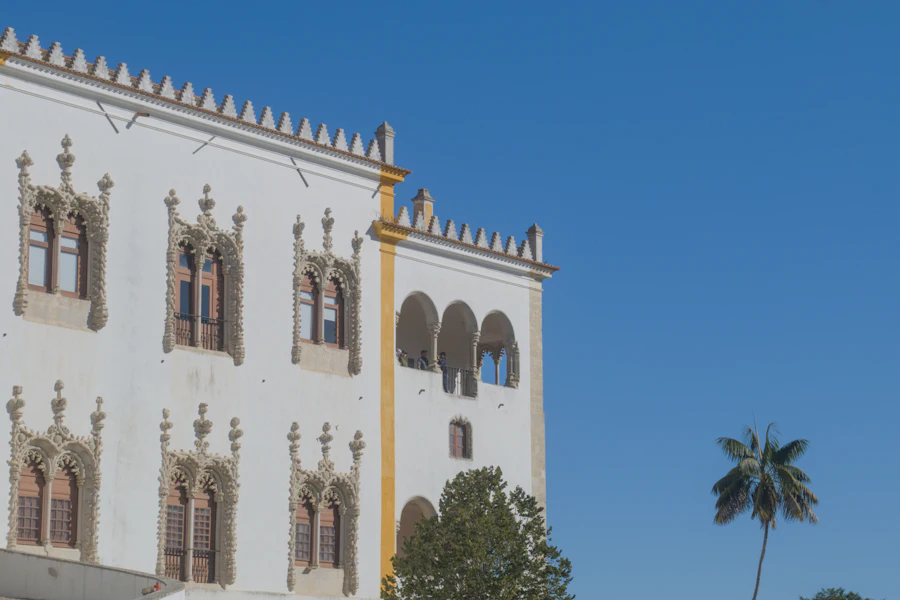 La façade blanche du palais national de Sintra