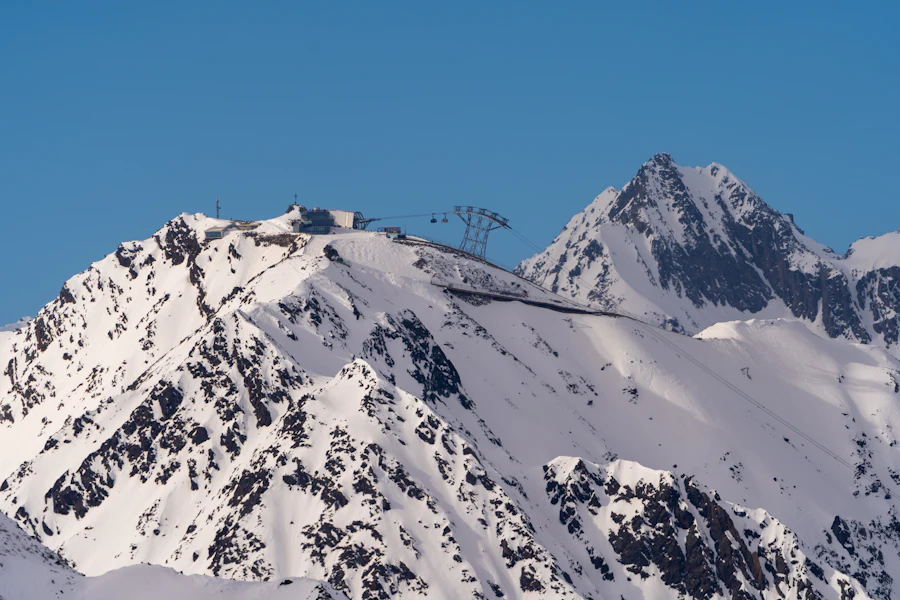 Le sommet enneigé du Gaislachkogl et sa gare d'arrivée
