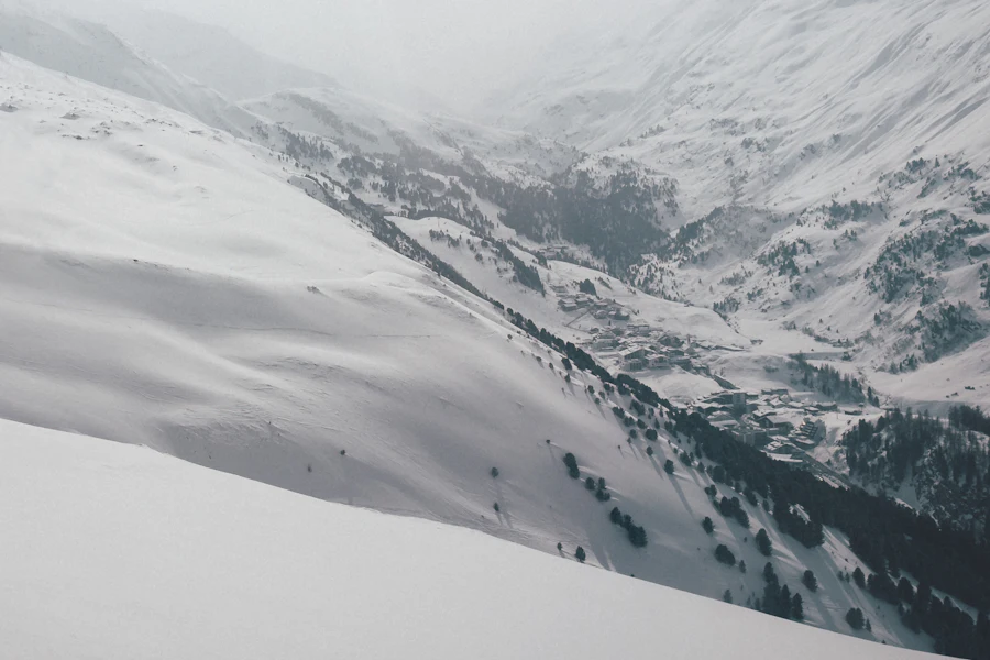 Les sommets ensoleillés au-dessus d'Obergurgl