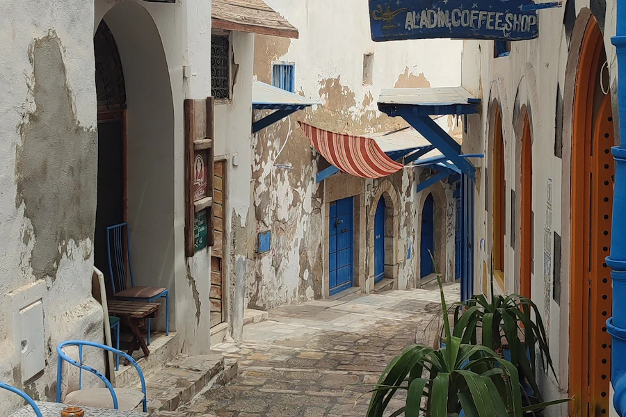 Une ruelle bleue et blanche de la médina de Sousse