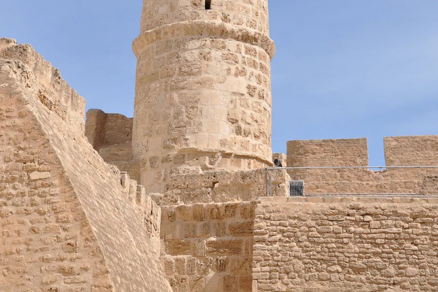 La tour du ribat de Monastir et le drapeau tunisien