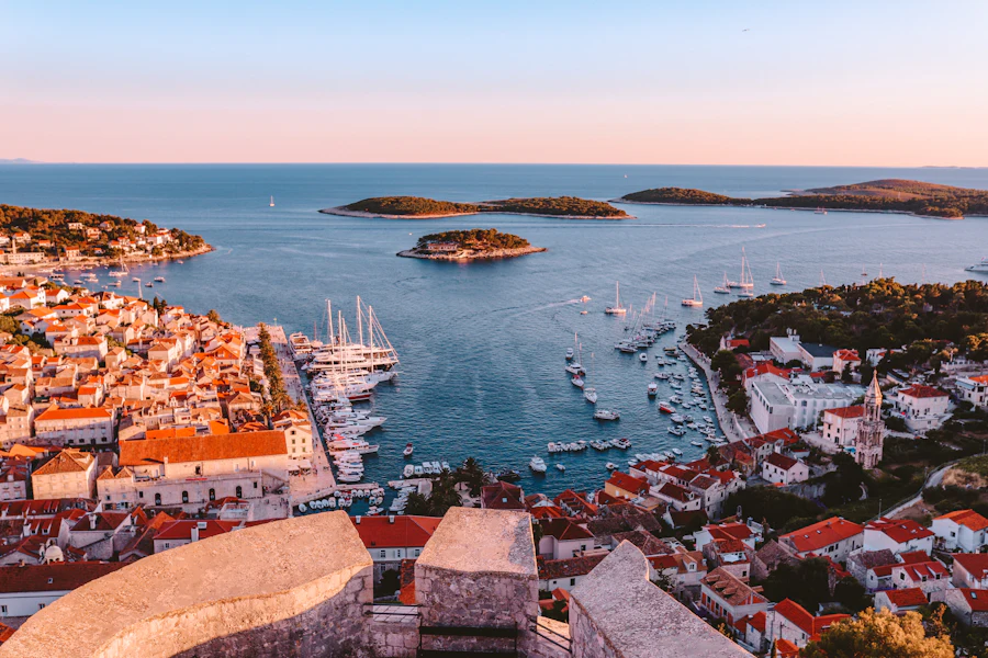 La ville de Hvar et les îles Pakleni au coucher du soleil