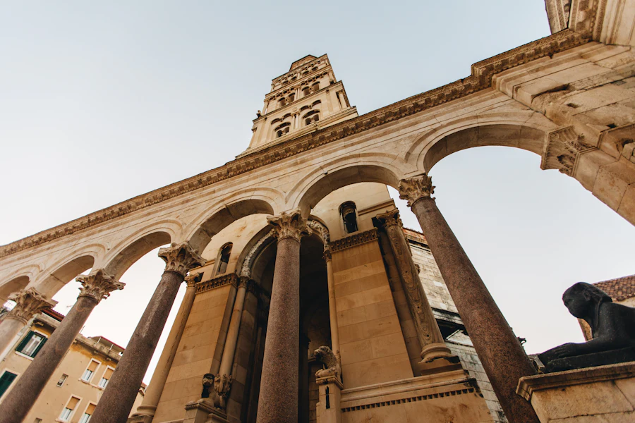 Les colonnes du péristyle et le clocher de la cathédrale Saint-Domnius
