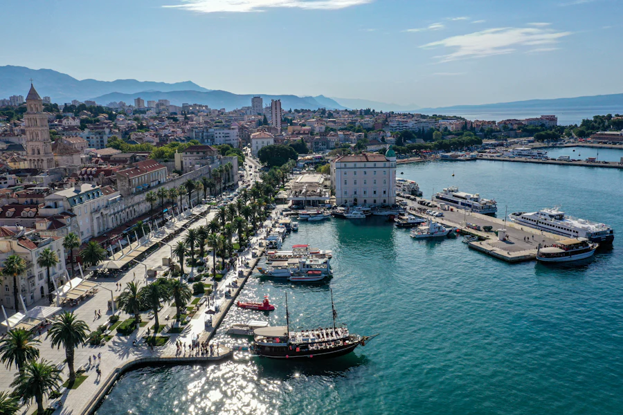 La Riva, sa promenade et ses palmiers, au bord du port
