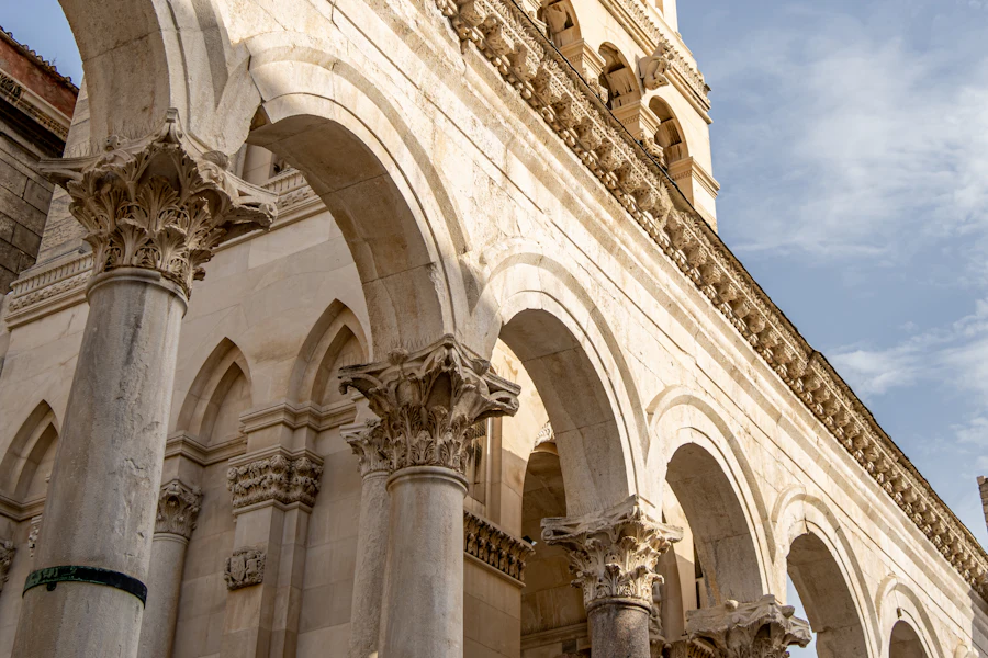 Les arcades et les colonnes du palais de Dioclétien