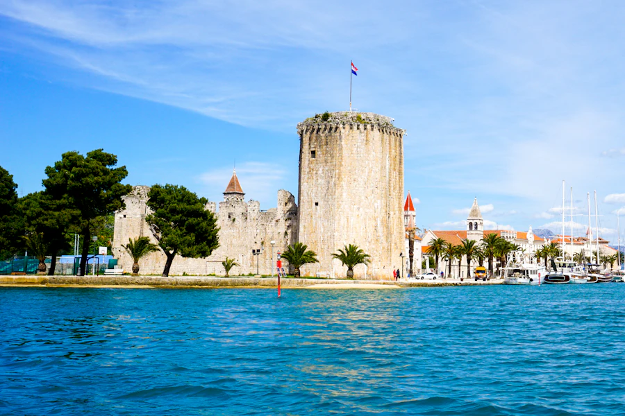 La forteresse Kamerlengo au bord de l'eau, à Trogir