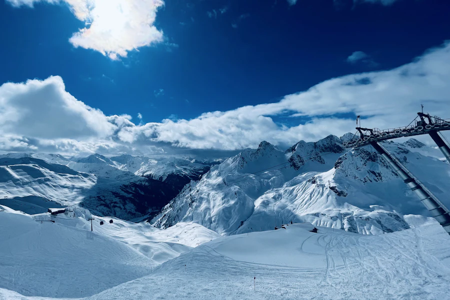 Une remontée mécanique sur les sommets enneigés de St. Anton