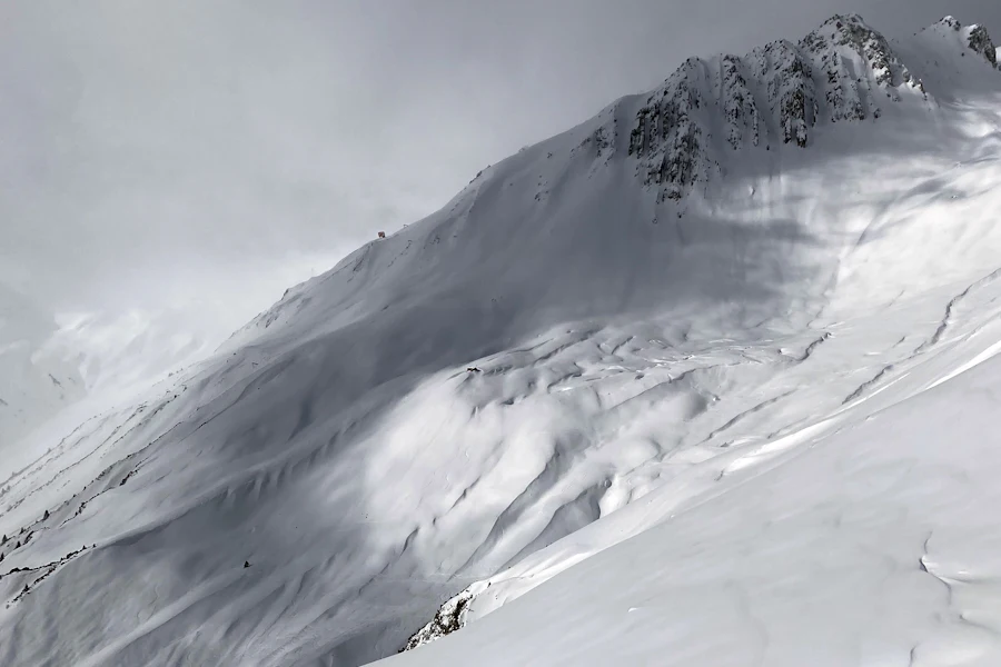 Un skieur sur les pentes de St. Anton