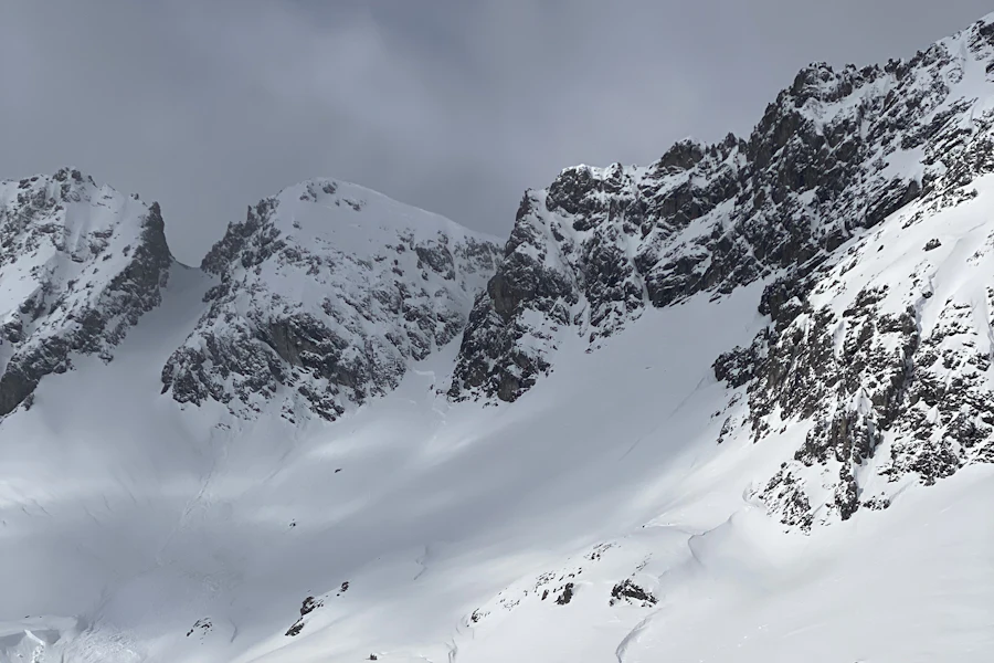 Un freerider au sommet d'une pente vierge de l'Arlberg