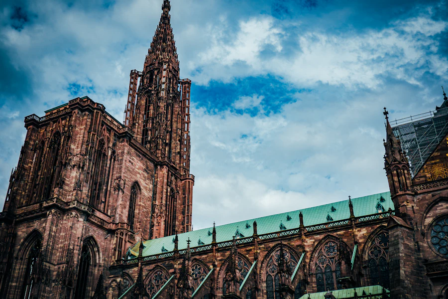 La cathédrale Notre-Dame et sa flèche de grès rose