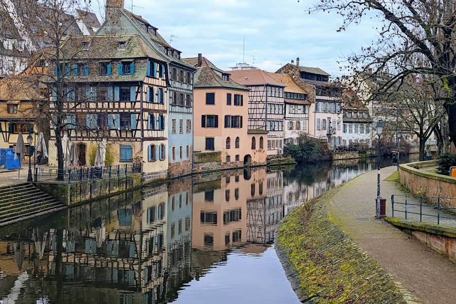 Maisons à colombages au bord des canaux de la Petite France