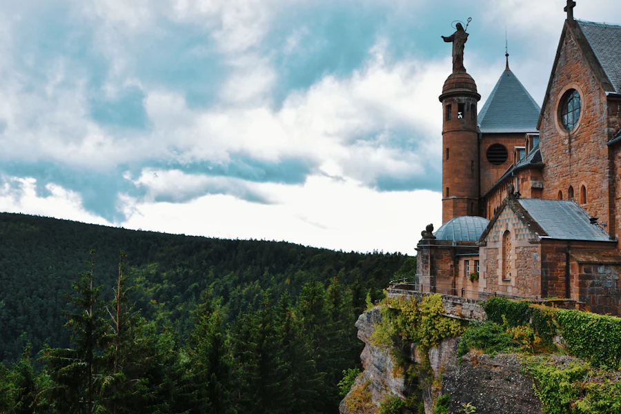 Le monastère du mont Sainte-Odile au-dessus des forêts des Vosges