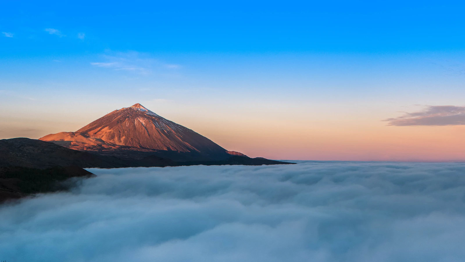 Le Teide au-dessus de la mer de nuages