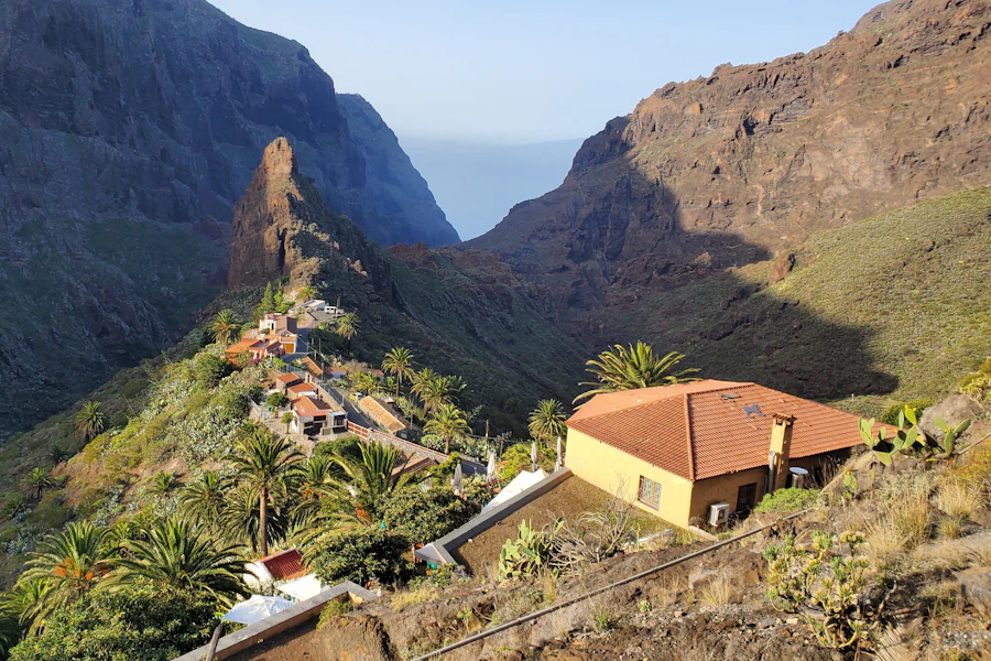 Le hameau de Masca accroché au-dessus de son ravin