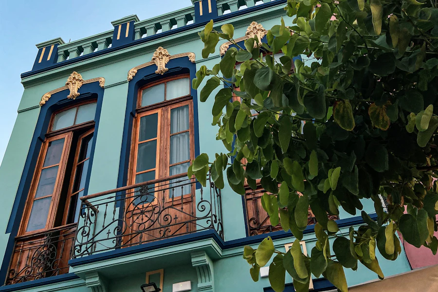 Une façade colorée à balcons de bois dans le centre de La Laguna