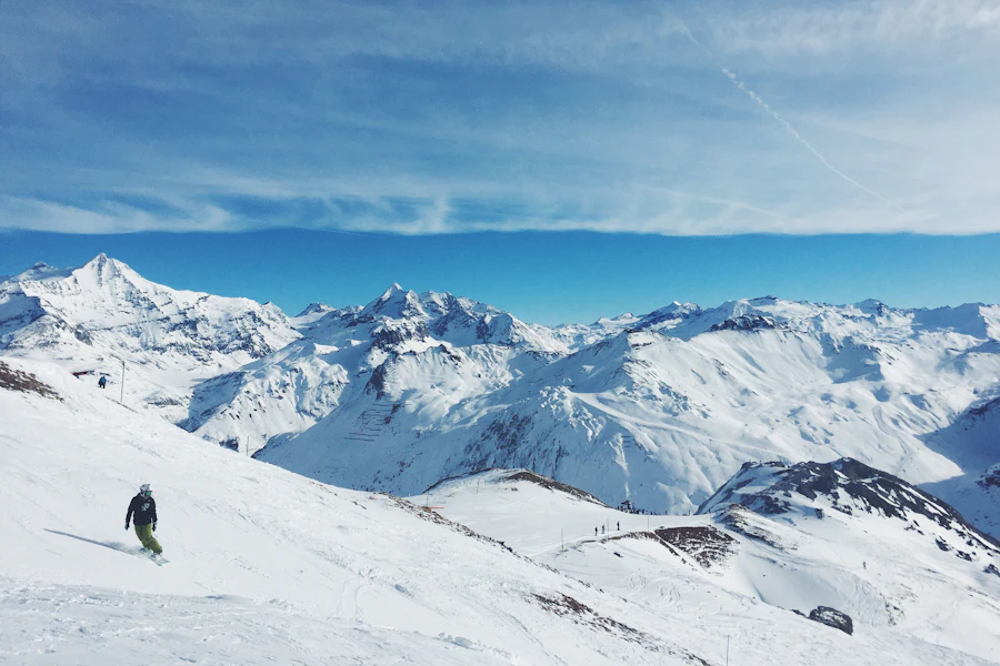 Un snowboardeur sur les pistes de Tignes