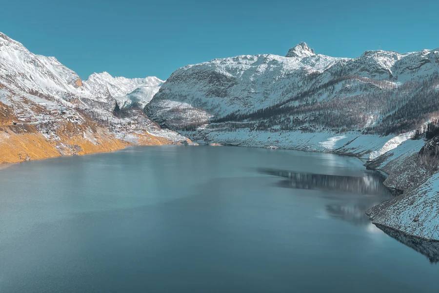 Le lac de Tignes et les montagnes de la Vanoise