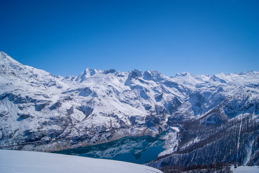 Le lac de Tignes au pied des montagnes encore enneigées