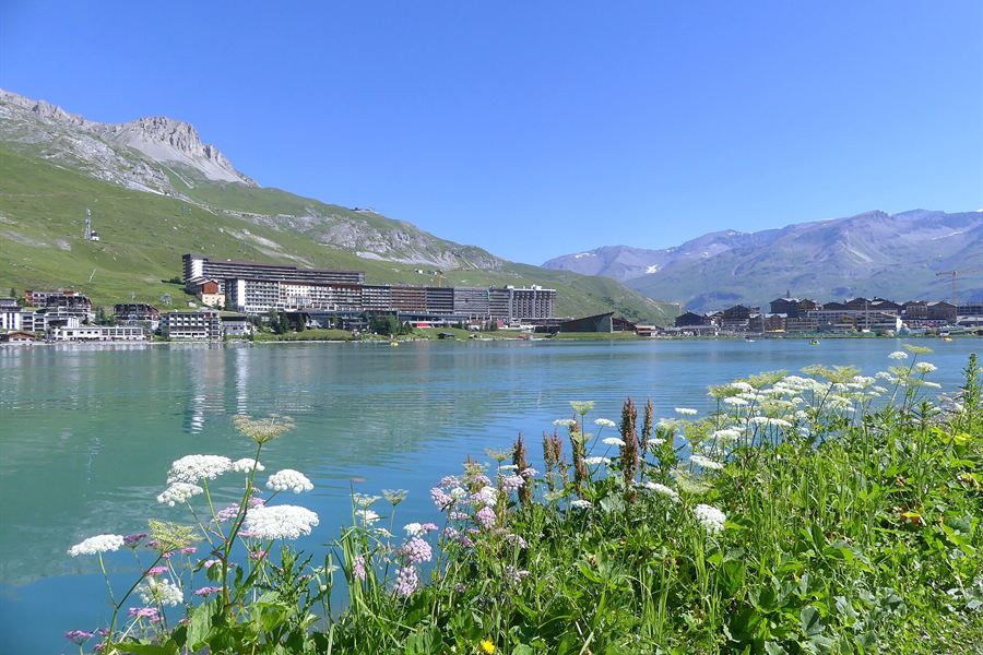 Tignes-le-Lac au bord de son lac