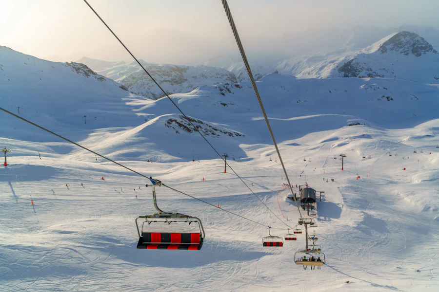 Un téléski sur les pentes enneigées de Tignes
