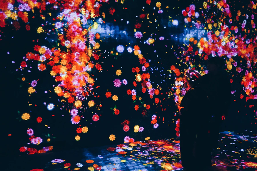 Des fleurs numériques projetées dans une salle de teamLab