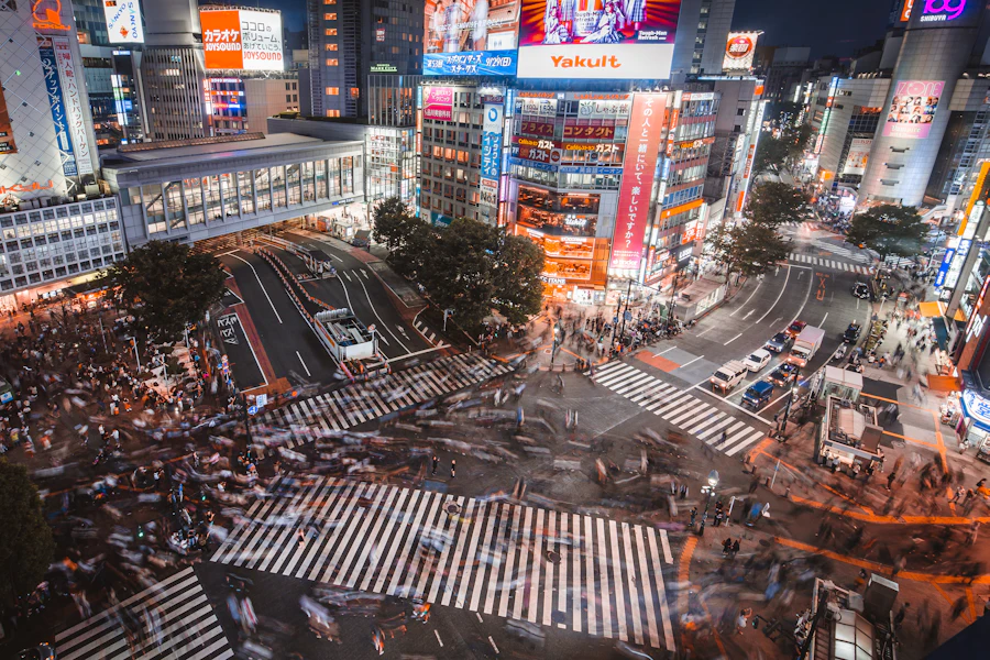 La foule qui traverse le carrefour de Shibuya, la nuit