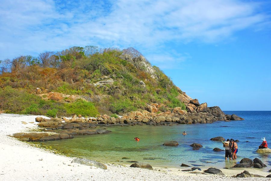Le rocher principal de l'île aux Pigeons