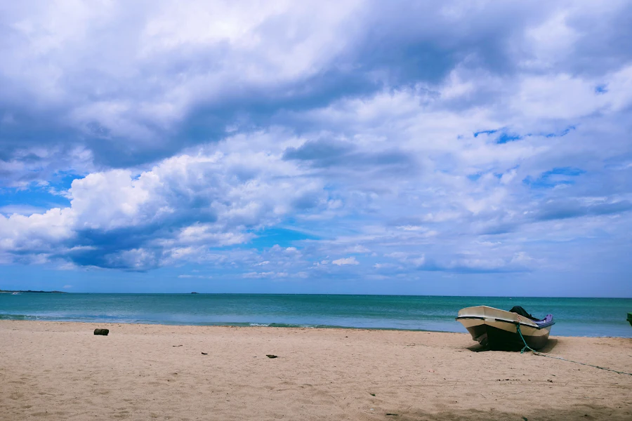 Un bateau de pêche sur le sable de Nilaveli